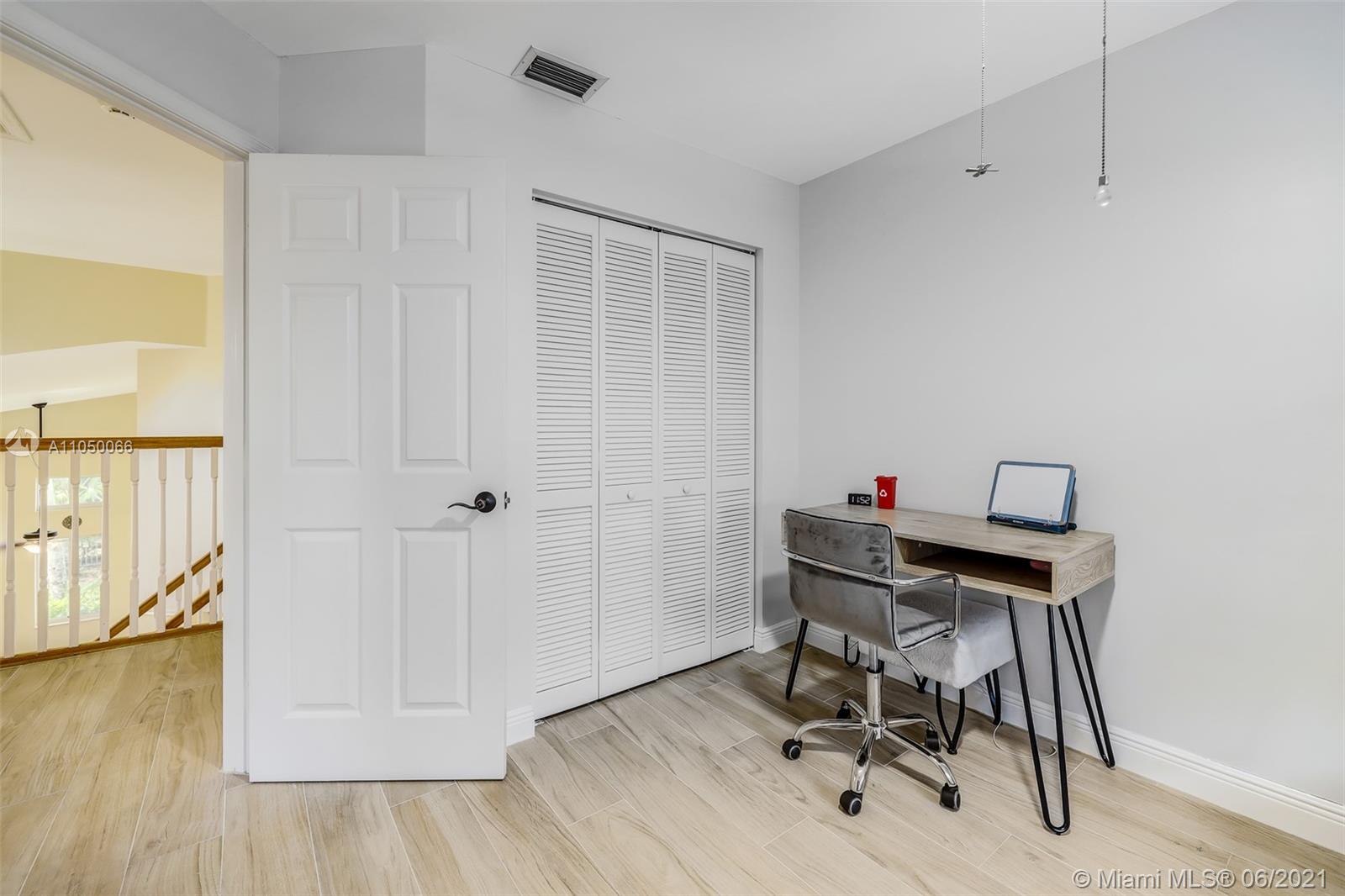 HOLLYWOOD LAKES COUNTRY C - Residential