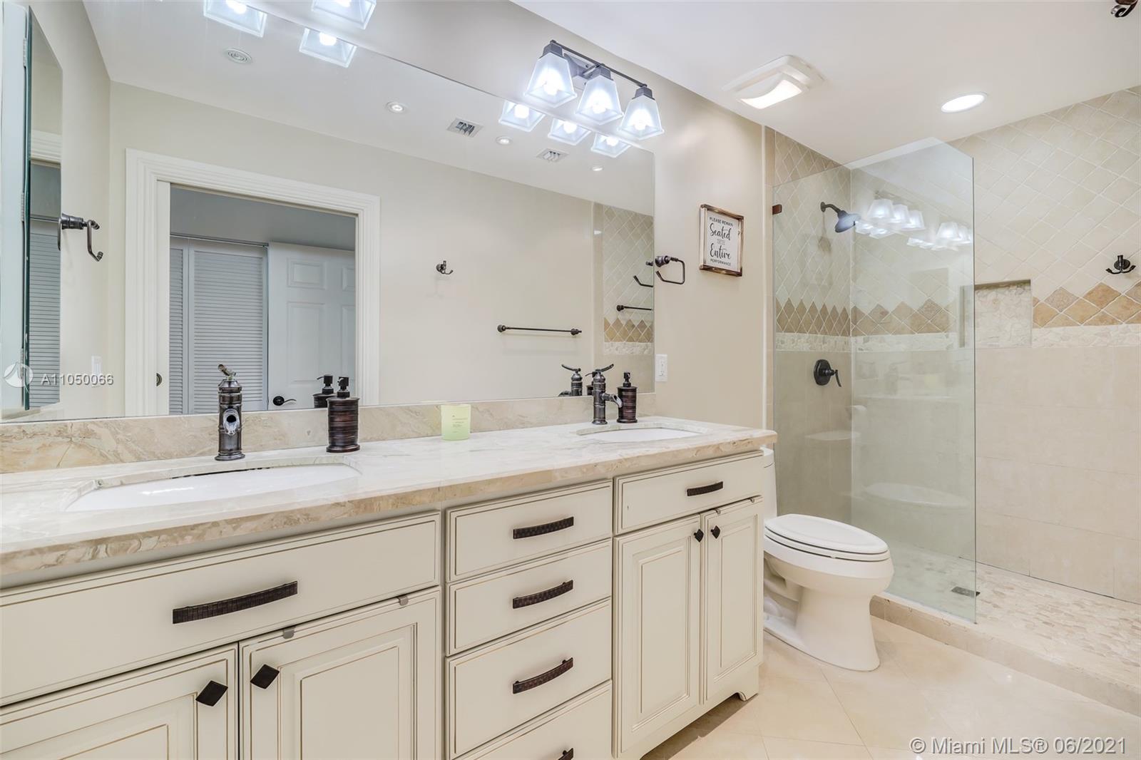 HOLLYWOOD LAKES COUNTRY C - Residential