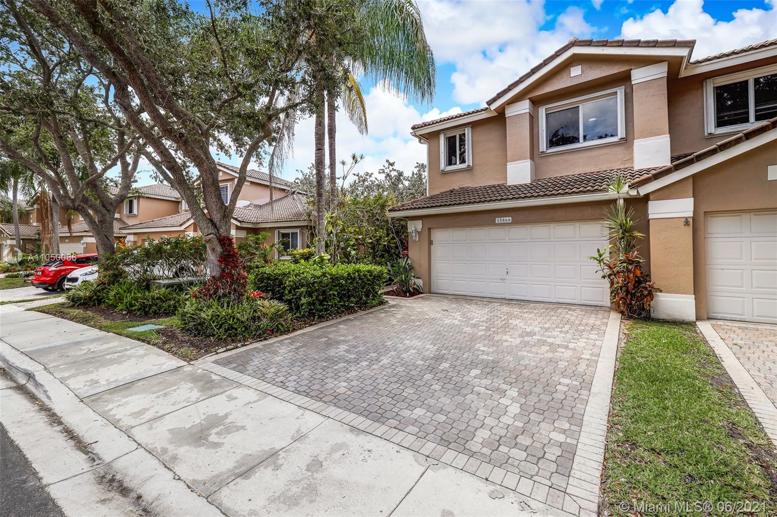 HOLLYWOOD LAKES COUNTRY C - Residential