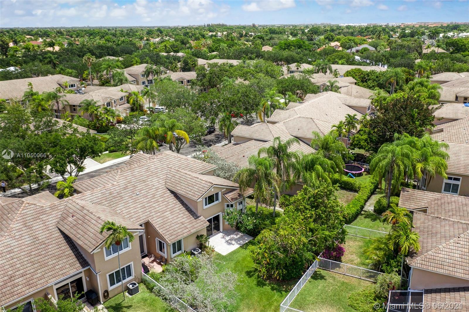 HOLLYWOOD LAKES COUNTRY C - Residential