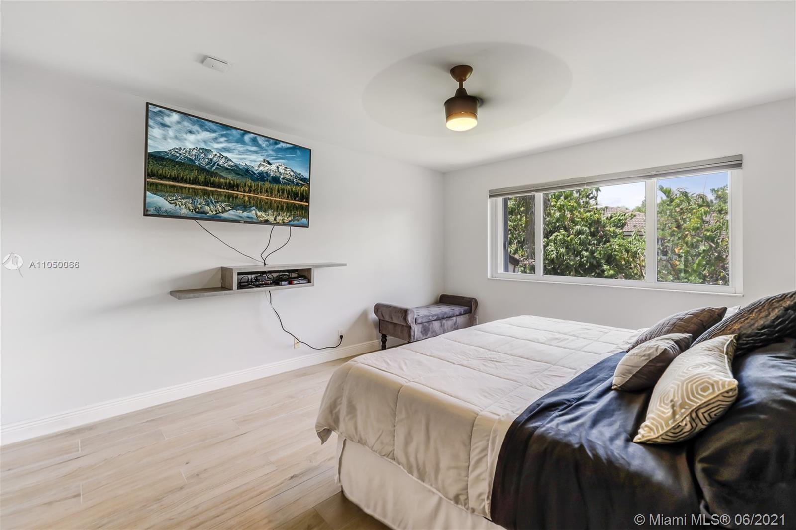 HOLLYWOOD LAKES COUNTRY C - Residential