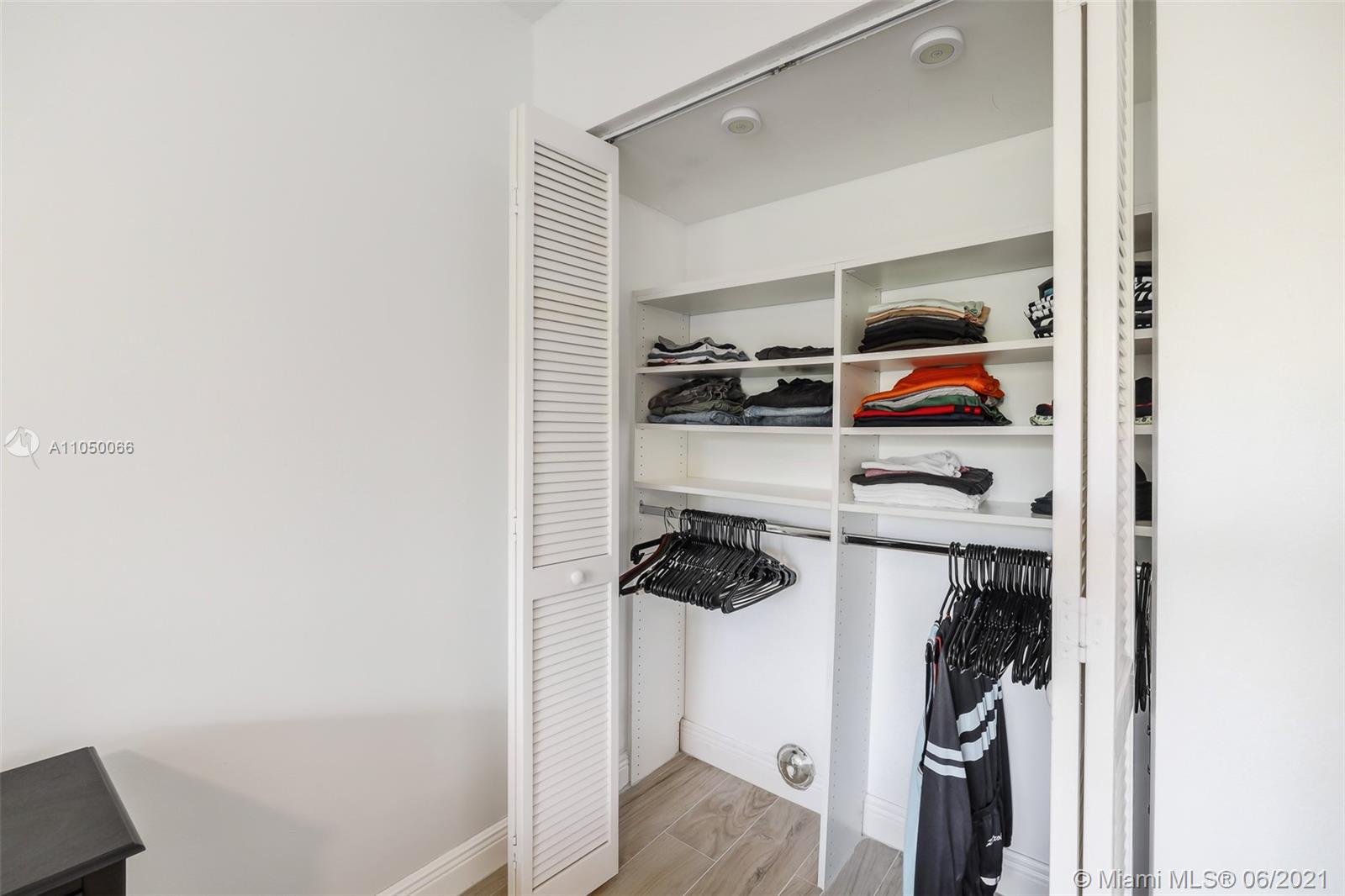 HOLLYWOOD LAKES COUNTRY C - Residential