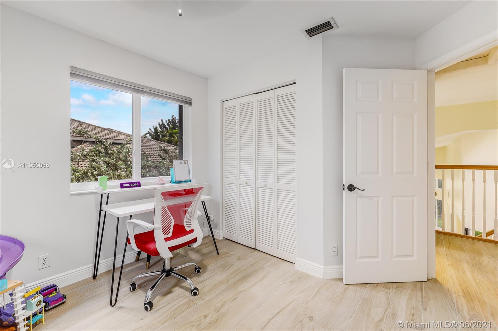HOLLYWOOD LAKES COUNTRY C - Residential