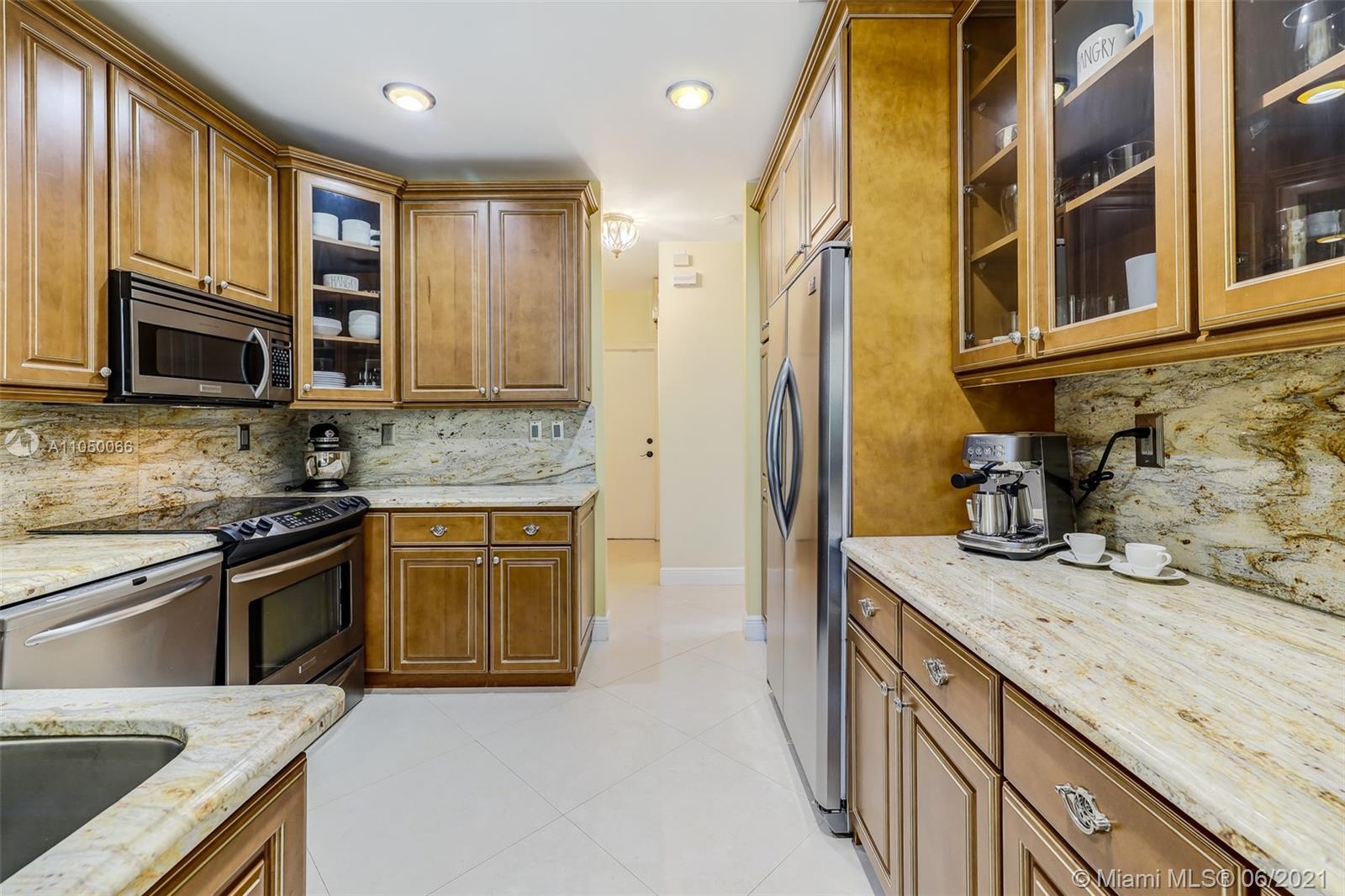 HOLLYWOOD LAKES COUNTRY C - Residential