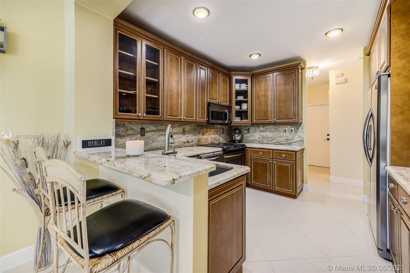HOLLYWOOD LAKES COUNTRY C - Residential