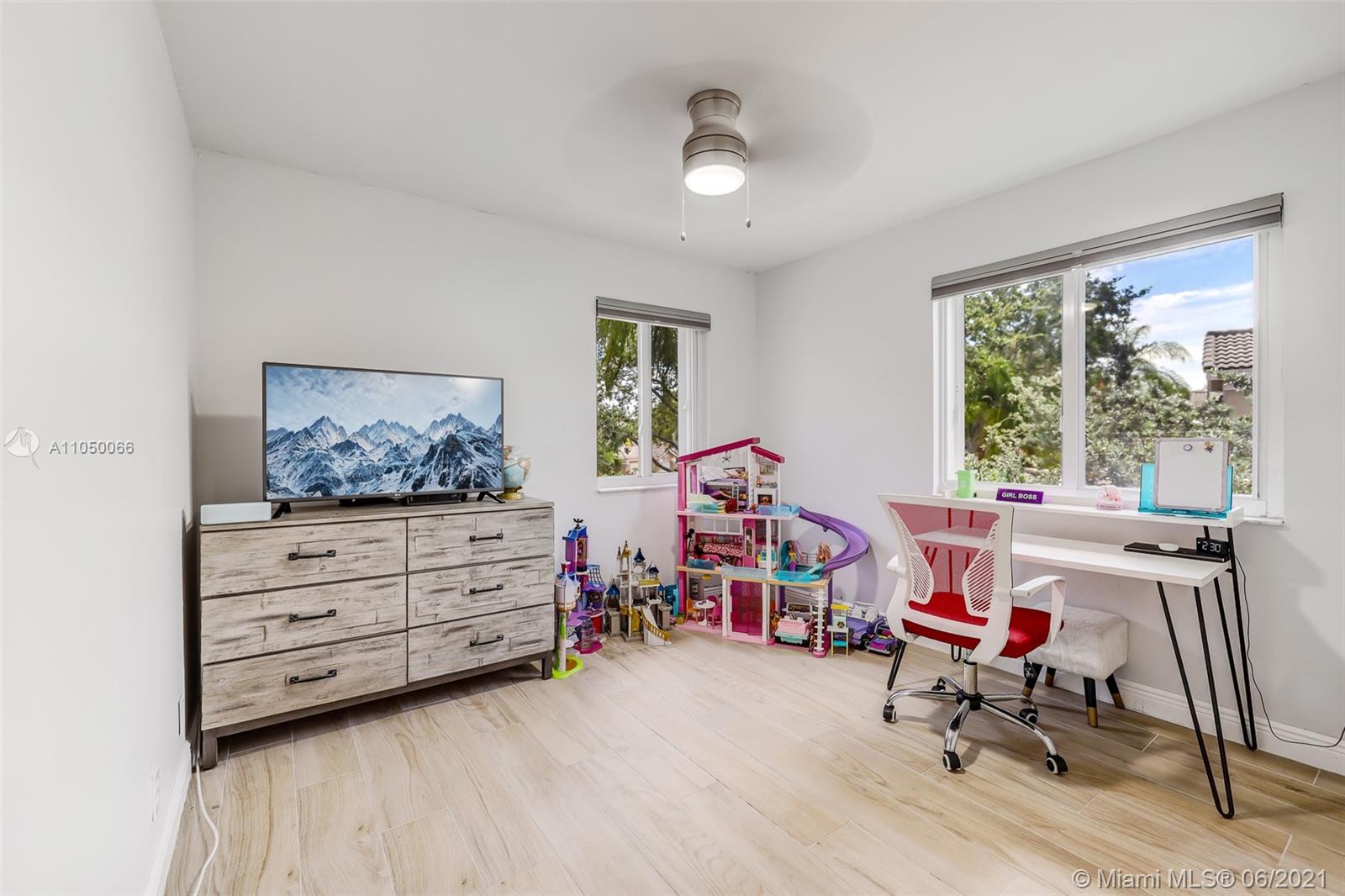 HOLLYWOOD LAKES COUNTRY C - Residential