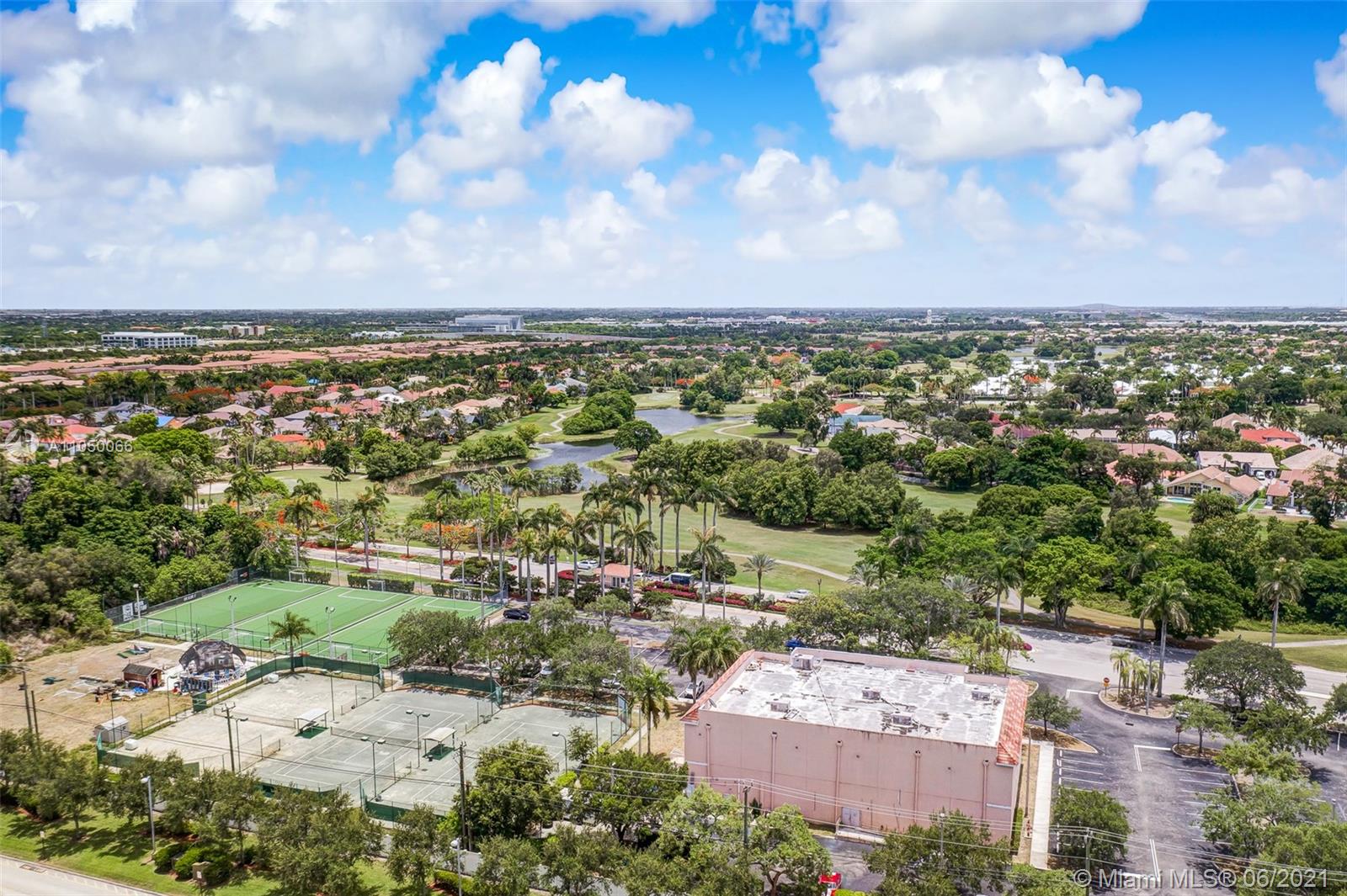 HOLLYWOOD LAKES COUNTRY C - Residential