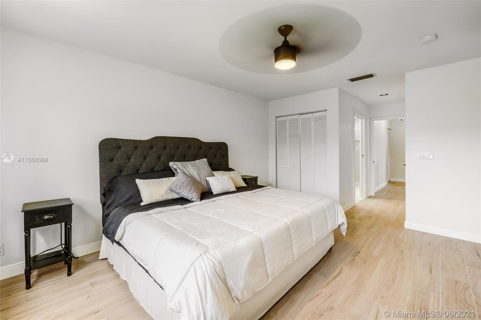 HOLLYWOOD LAKES COUNTRY C - Residential