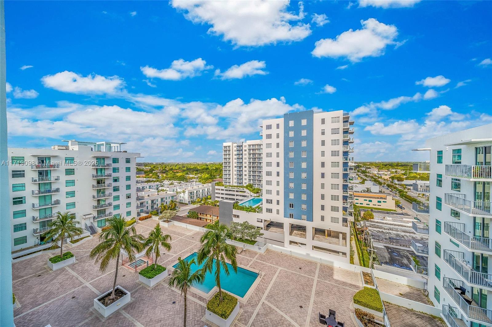 HOLLYWOOD STATION RES CON - Residential