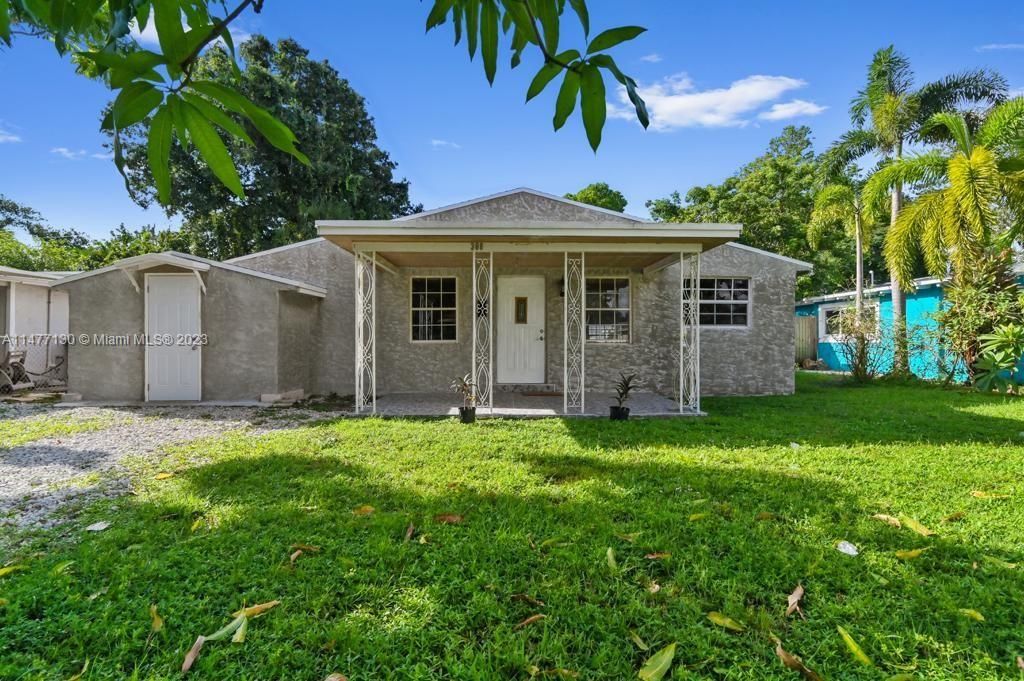 Photo of 308 SW 14th Ct, Fort Lauderdale, FL 33315 (MLS # A11477130)