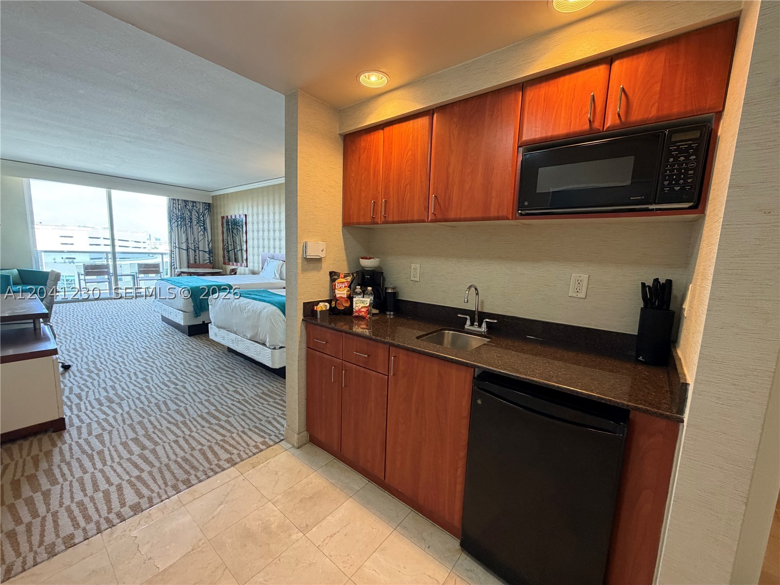 18001 Collins Ave 618