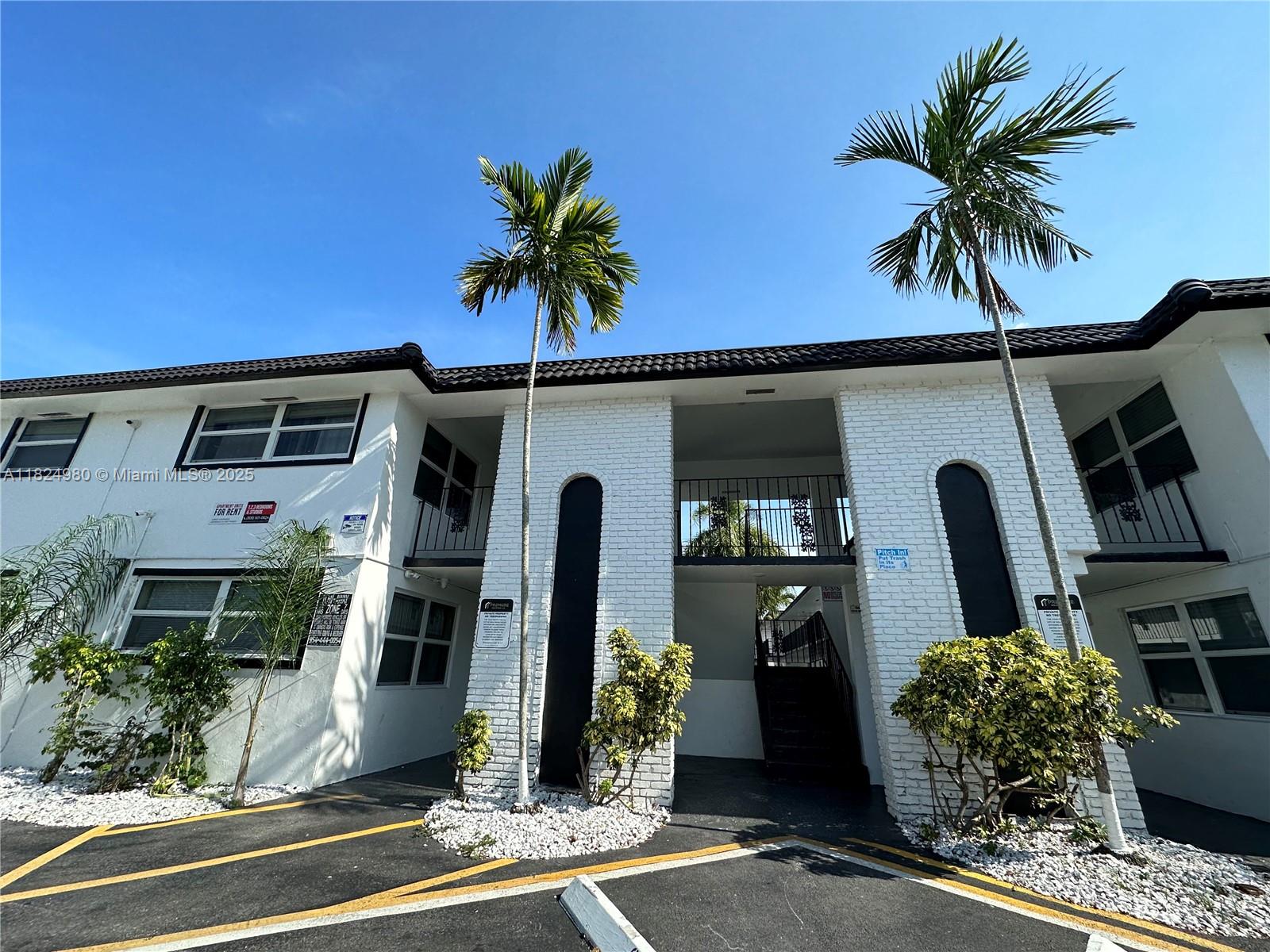 2500 Johnson St 15, Hollywood, Broward County, Florida - 2 Bedrooms  
1 Bathrooms - 