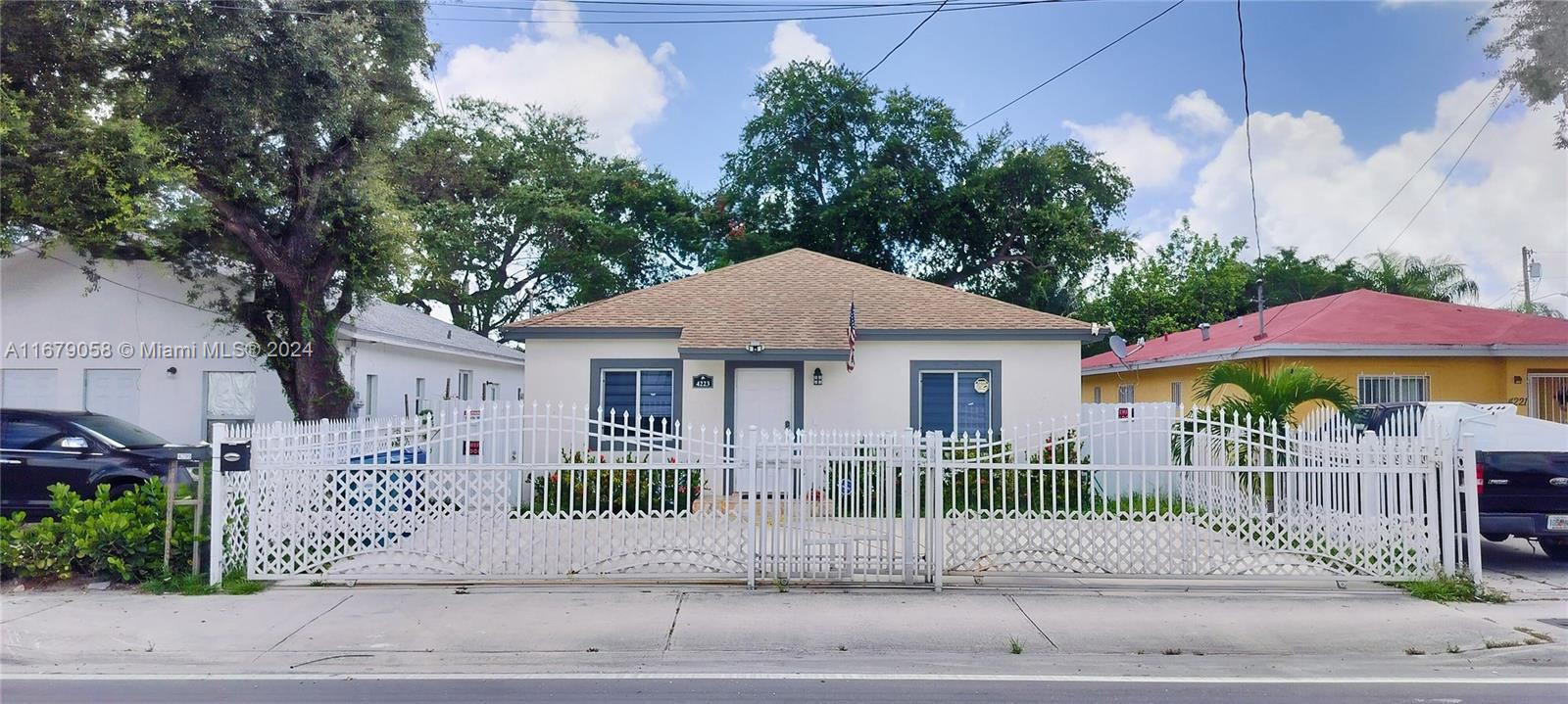 Welcome to your new home in the heart of Miami! This stunning, recently built property offers the best in modern design and functionality. Using duplex zoning, this home is perfect for both a large family and those looking for a profitable investment.
Featured Features:
Above ground pool
beautiful floors
beautiful bathrooms
modern kitchen
Privileged location:
Growth and development area
Near Miami International Airport
Design District and Little Havana
Financial heart of the city, Brickell
Don't miss the opportunity to live in a property that combines luxury, comfort and an unbeatable location. Contact us today for more information and to schedule a showing!