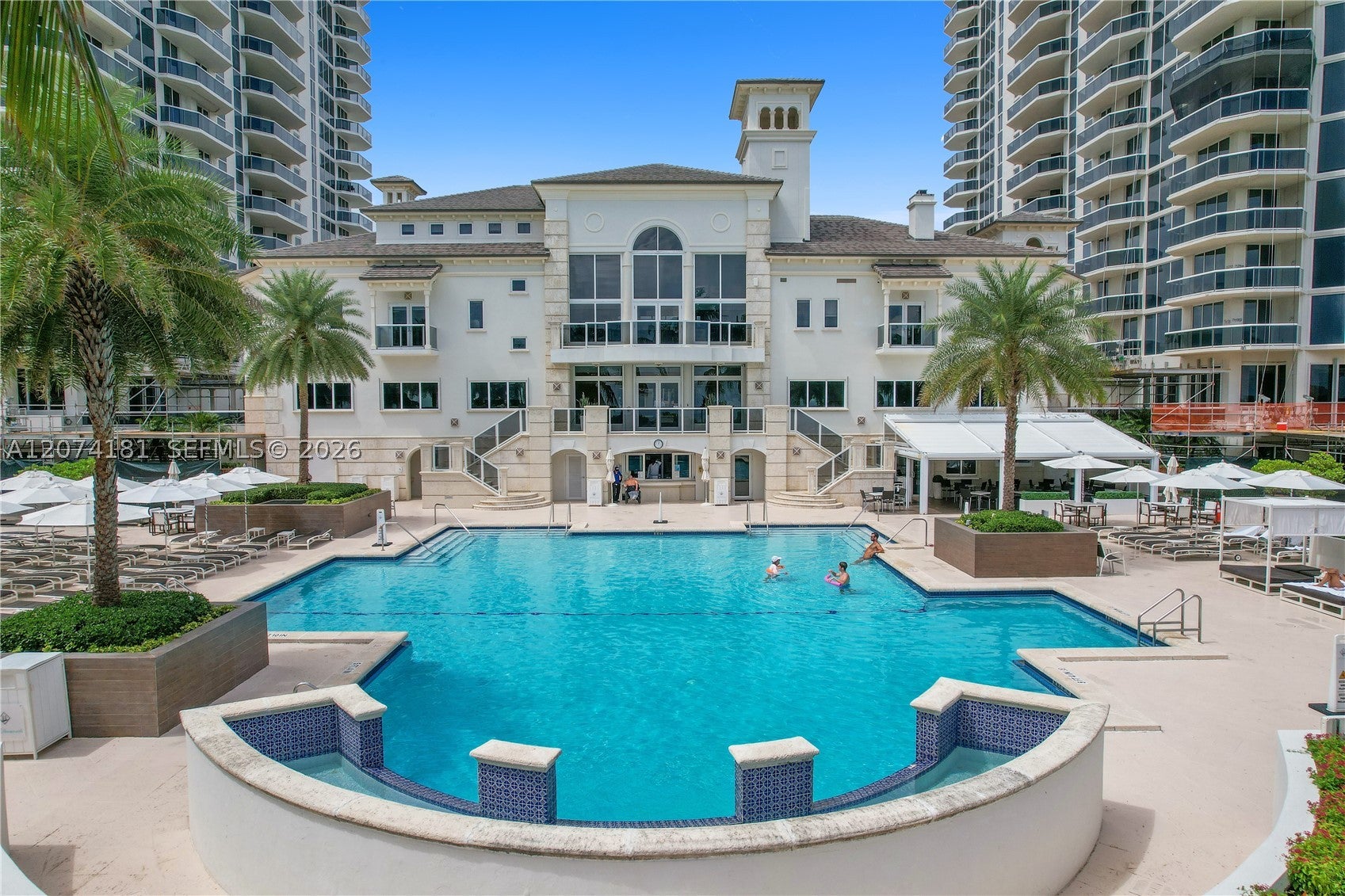 4775 Collins Ave 2208