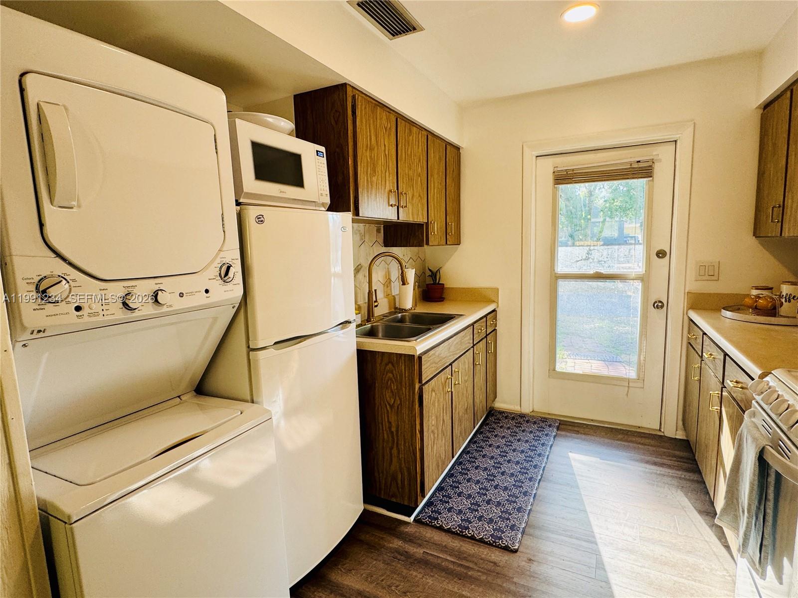 ARMSTRONG ACRES - Residential Lease