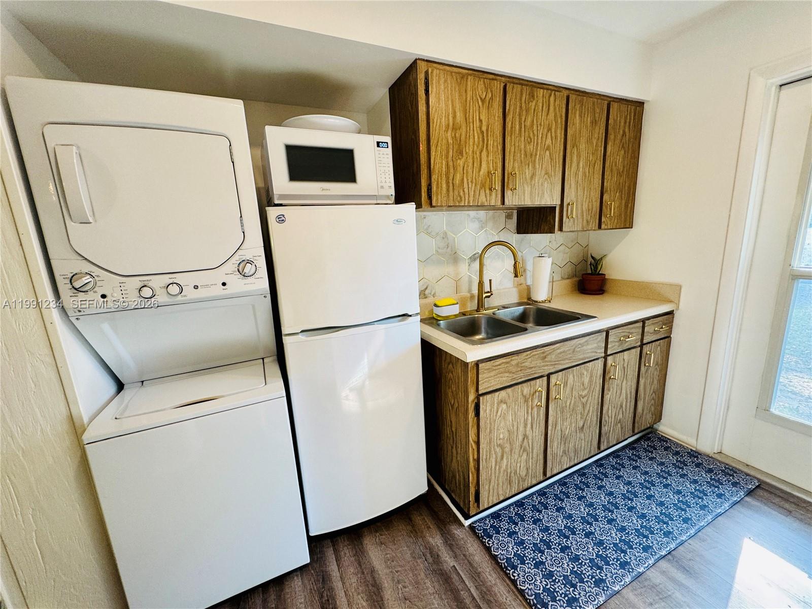 ARMSTRONG ACRES - Residential Lease