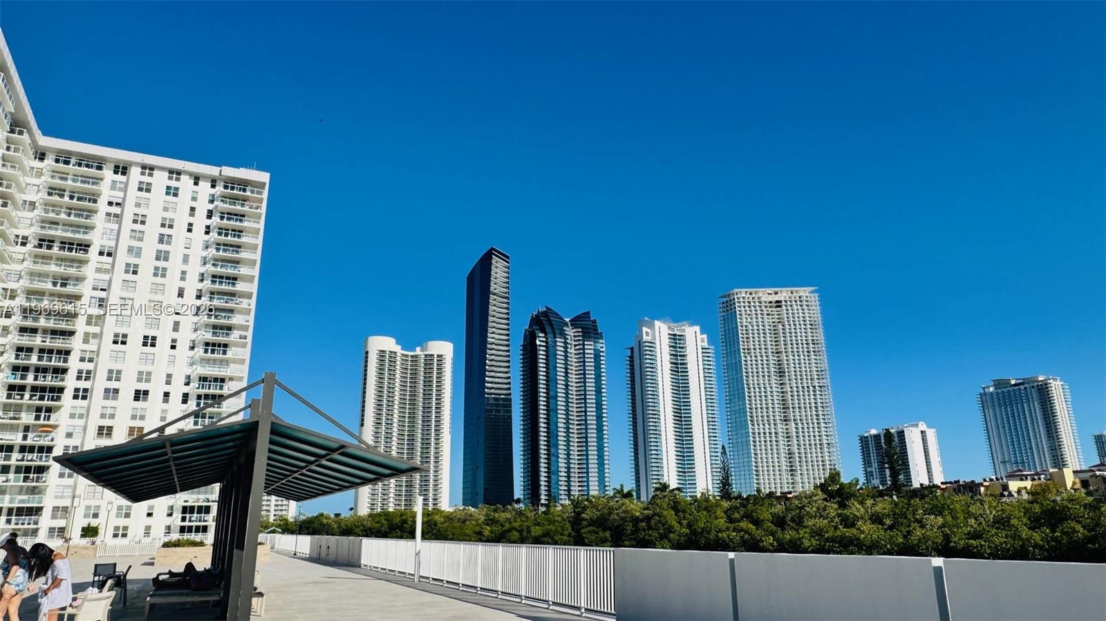 WINSTON TOWER 300 CONDO - Residential