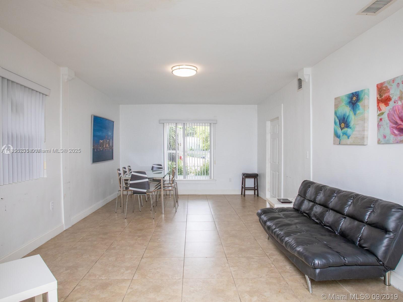 2816 Pine Tree Dr