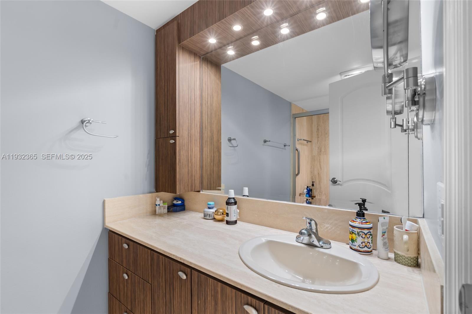 SUMMIT CONDO - Residential