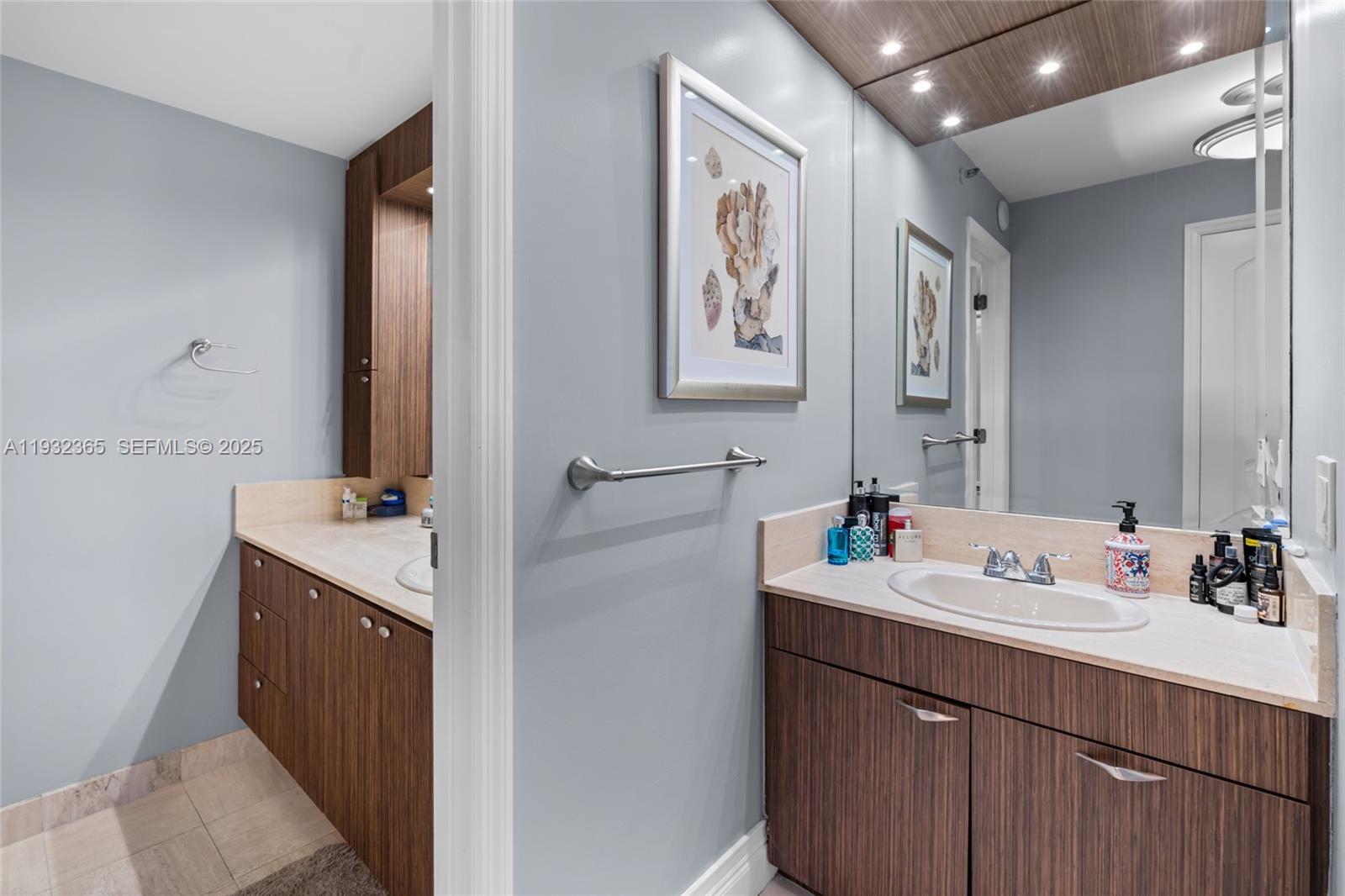 SUMMIT CONDO - Residential