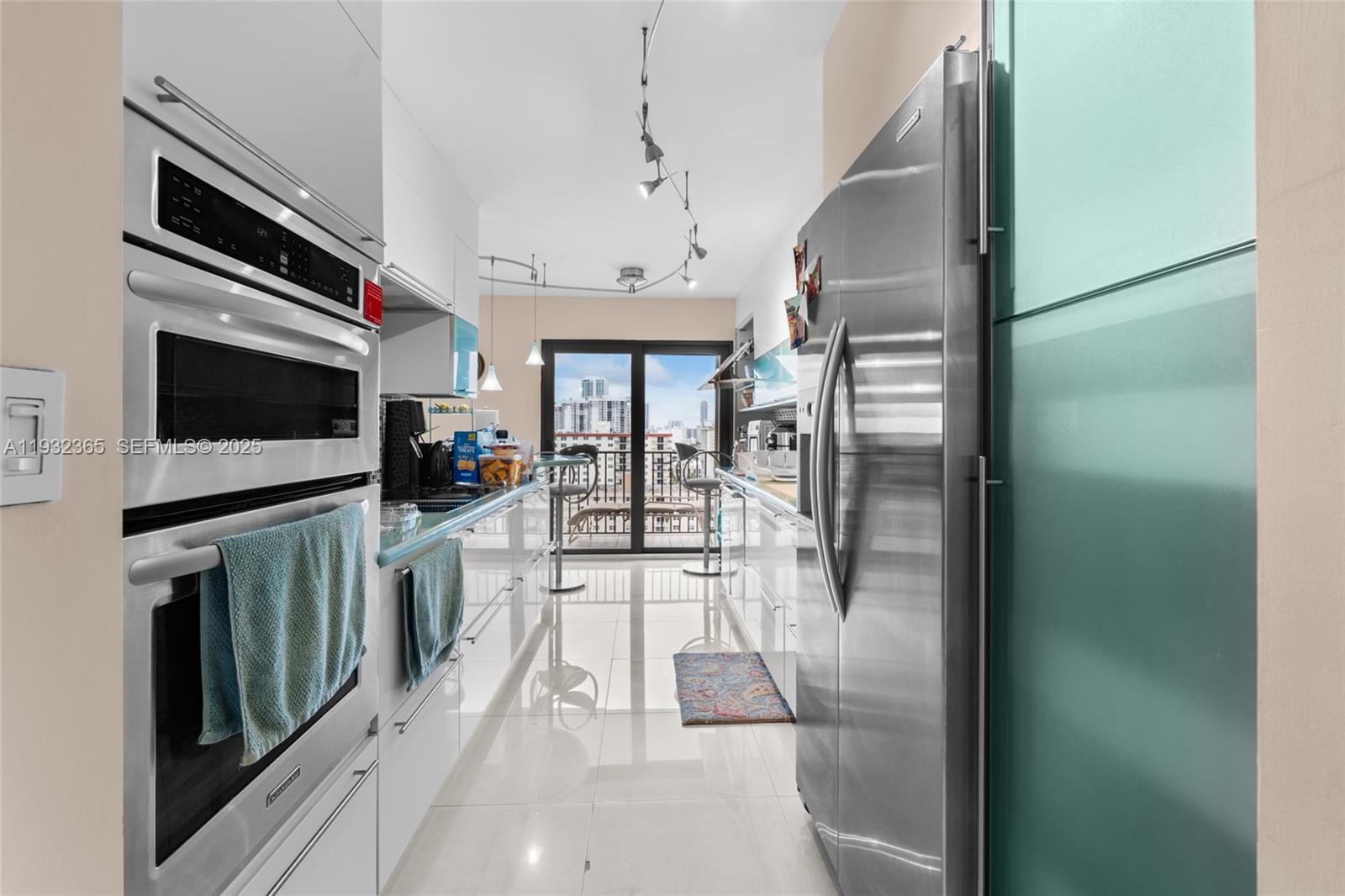 SUMMIT CONDO - Residential