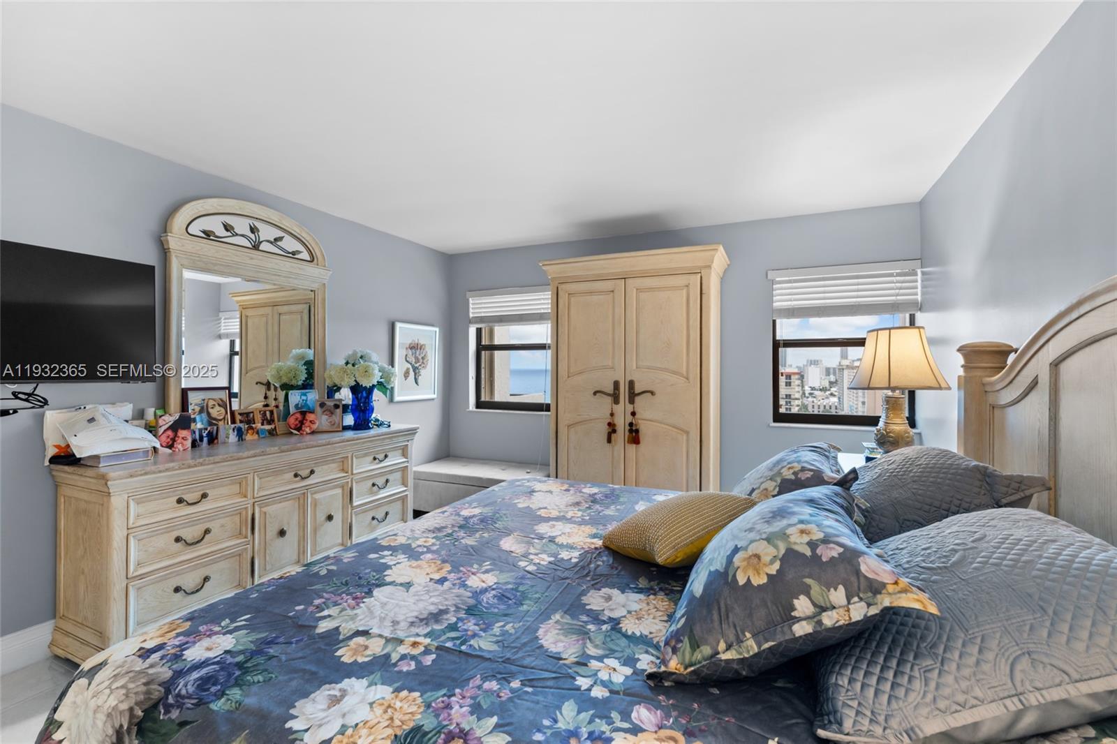 SUMMIT CONDO - Residential