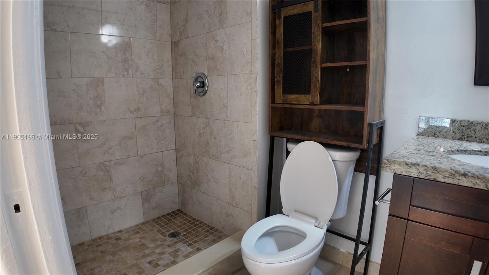 HOLLYWOOD GARDENS CONDOMI - Residential Lease