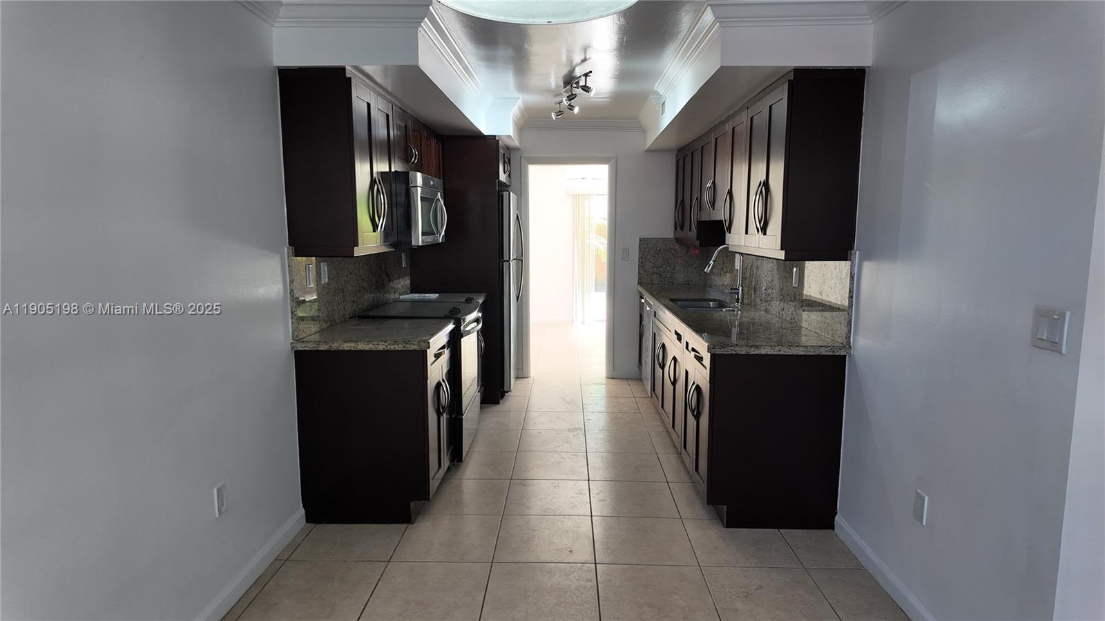 HOLLYWOOD GARDENS CONDOMI - Residential Lease