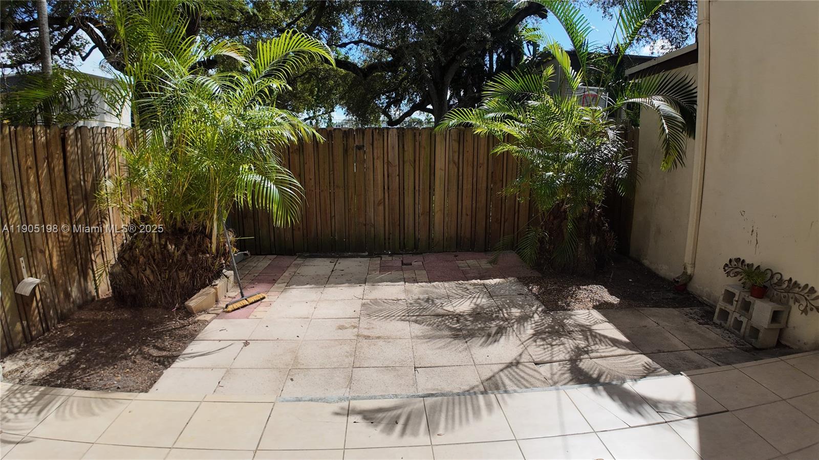 HOLLYWOOD GARDENS CONDOMI - Residential Lease