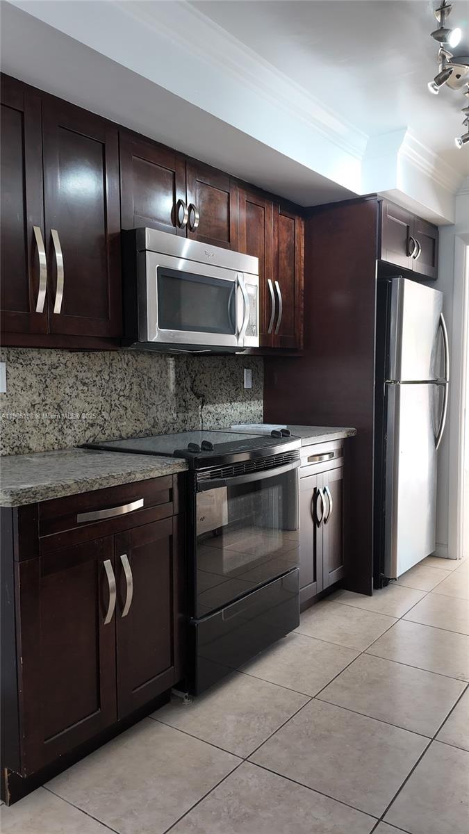 HOLLYWOOD GARDENS CONDOMI - Residential Lease