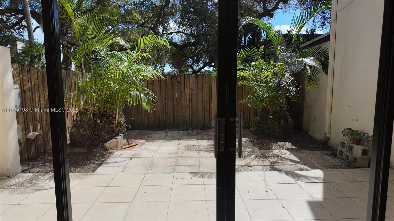 HOLLYWOOD GARDENS CONDOMI - Residential Lease