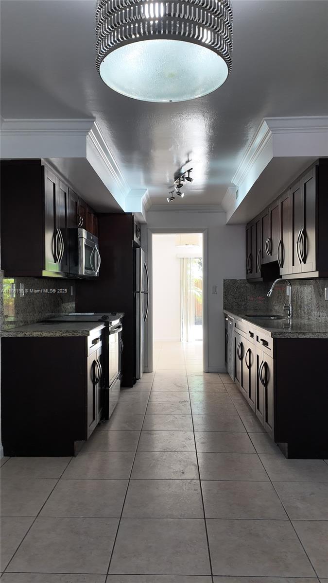 HOLLYWOOD GARDENS CONDOMI - Residential Lease