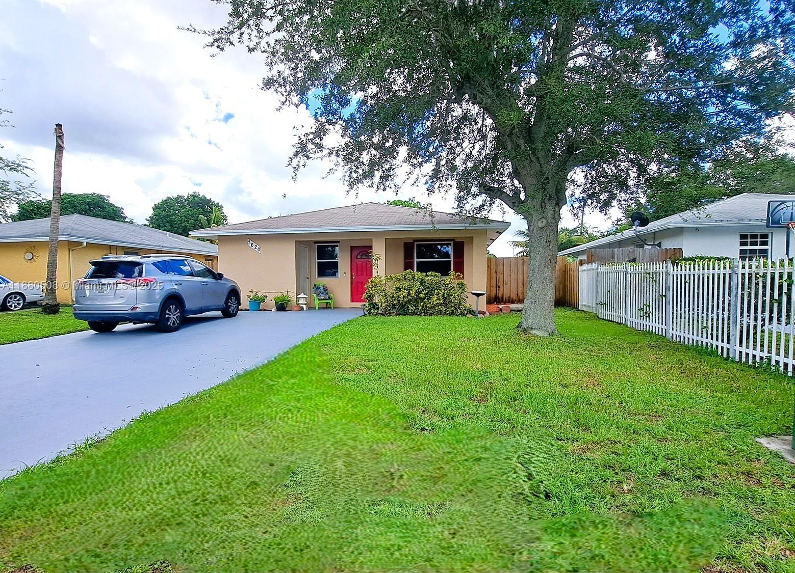 NICE CLEAN HOME. BUILT IN 1998 WITH 4 BEDROOMS 2 FULL BATHS, TILE FLOORS ON LIVING AREAS & WOOD FLOORS ON BEDROOMS, BRAND NEW PAINT OUTSIDE, ROOF REPLACED 2019, PLUMBING UPDATED 3-4 YRS AGO, KITCHEN CABINETS REPLACED 2021, KITCHEN APPLIANCES 2 YRS OLD, WASHER/ DRYER 3-4 YRS, HURRICANE PANELS. BIG DRIVEWAY TO ACCOMMODATE 4 CARS EASY. HUGE BACK YARD FOR GREAT FAMILY FUN AND PLENTY OF SPACE TO ADD A POOL, PLANT FRUIT TREES, ADD TO EXISTING HOME, ROOM TO PARK BOAT, ETC. YOUR VISION IS LIMITLESS. ALL IN A CENTRAL LOCATION CLOSE TO MAIN ROADS. NO ASSOCIATION!
FLOOR CHEST FREEZER NOT STAYING.