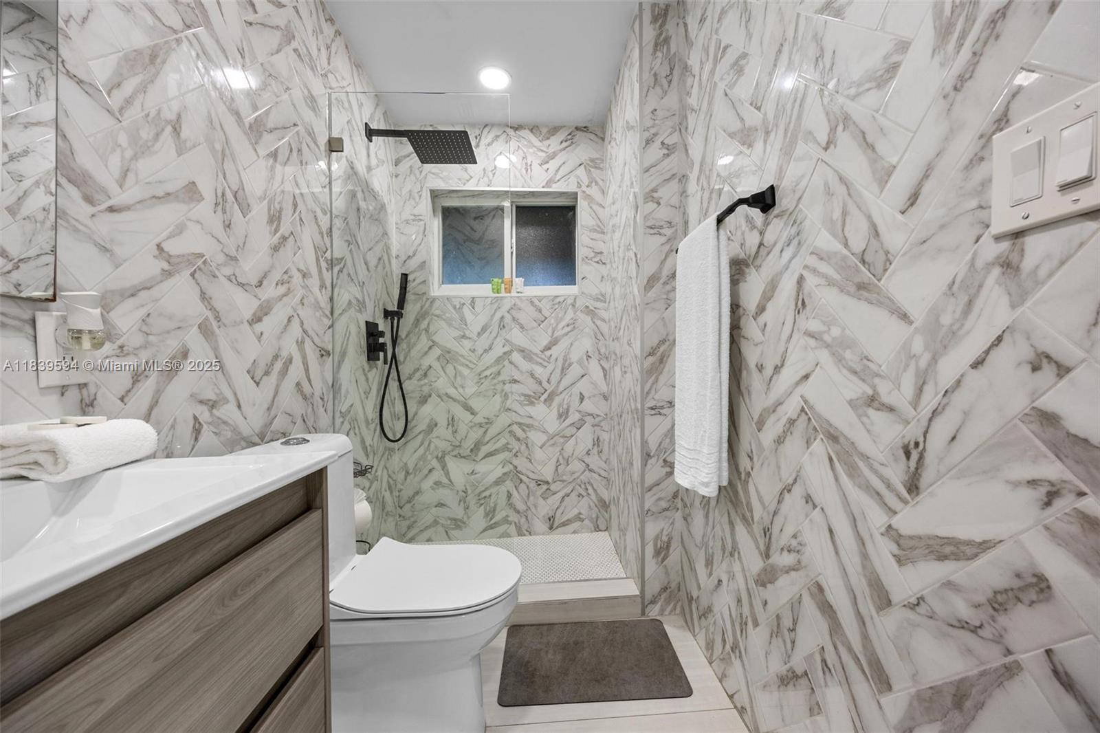 HOLLYWOOD LAKES SECTION - Residential