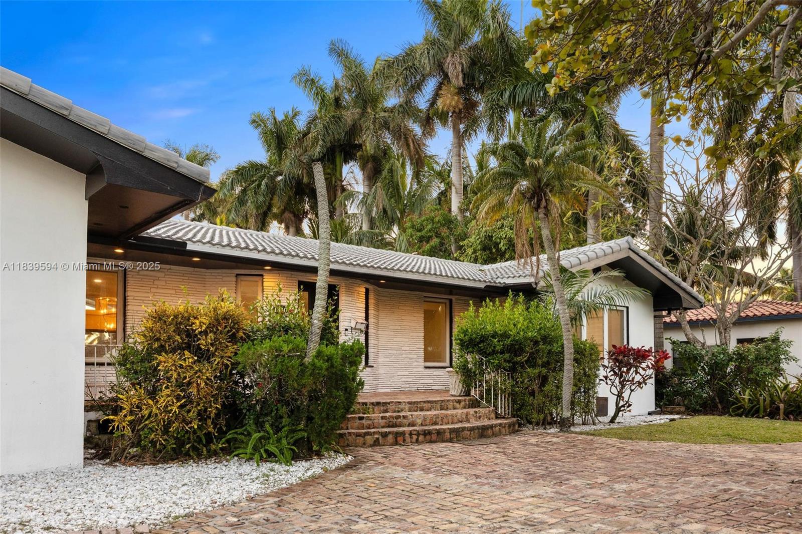 HOLLYWOOD LAKES SECTION - Residential