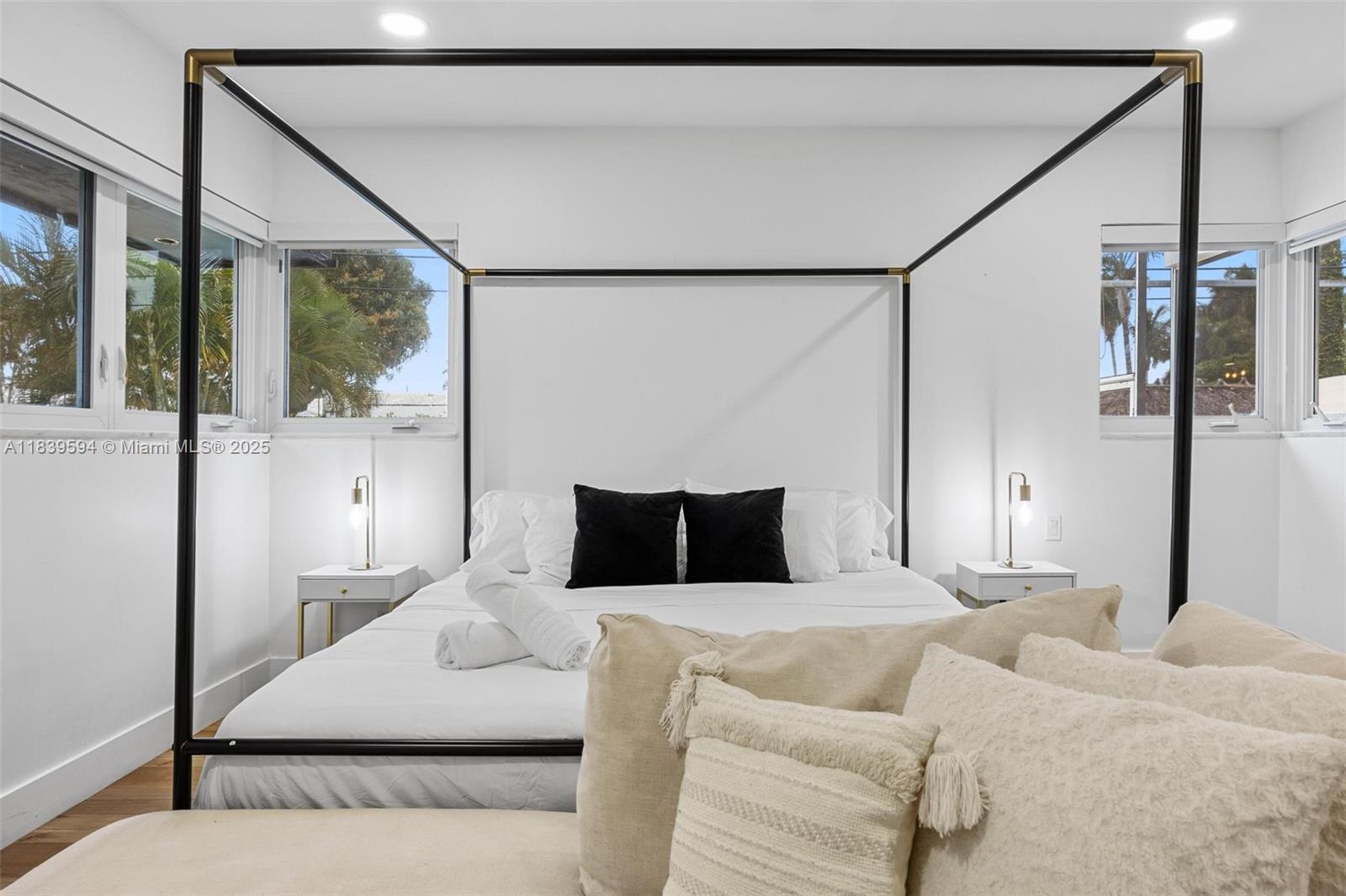 HOLLYWOOD LAKES SECTION - Residential