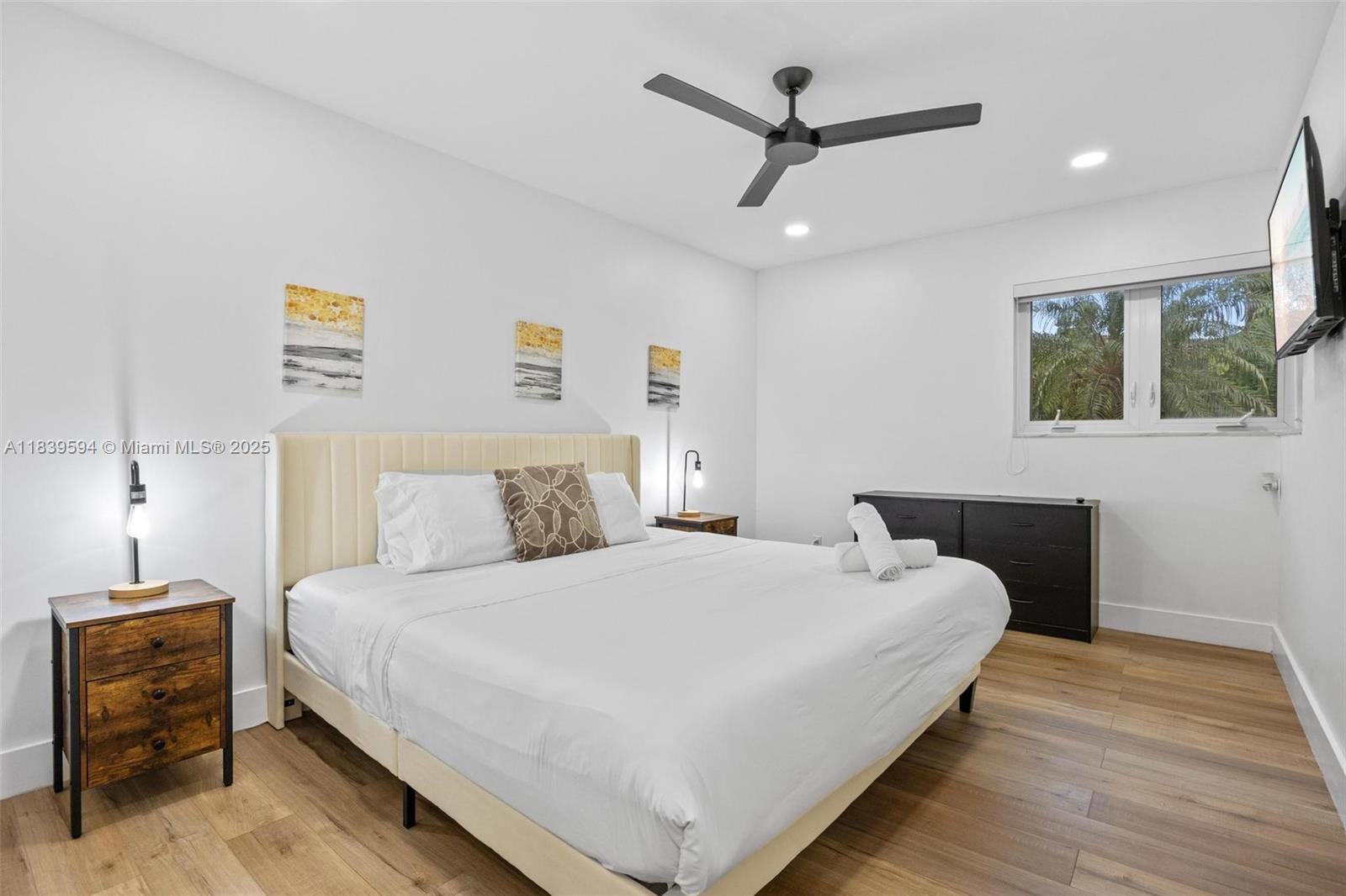 HOLLYWOOD LAKES SECTION - Residential