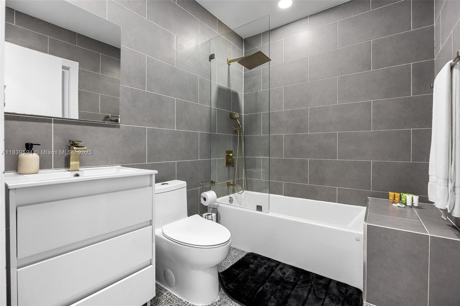 HOLLYWOOD LAKES SECTION - Residential