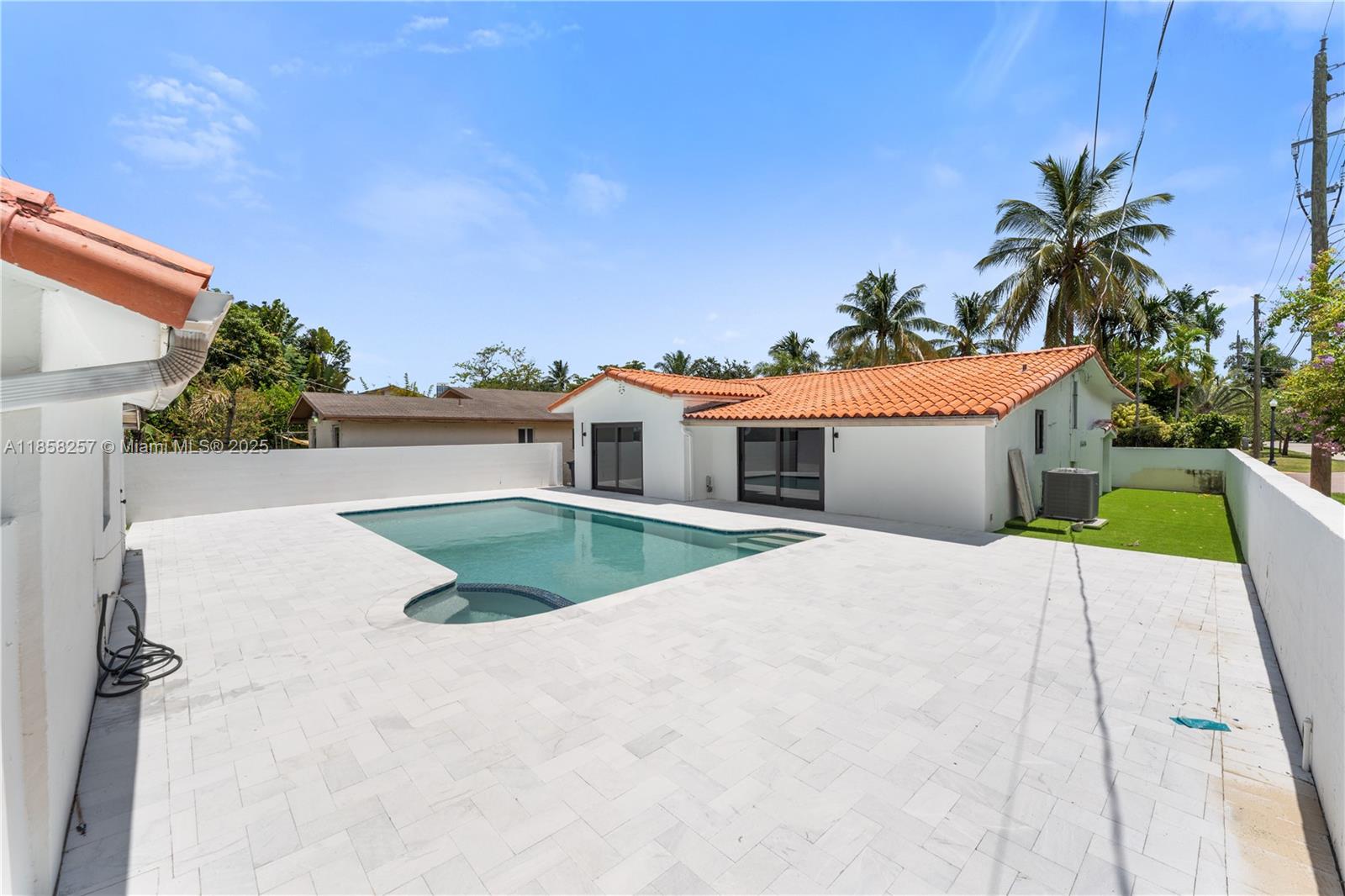 1221 Biarritz Dr