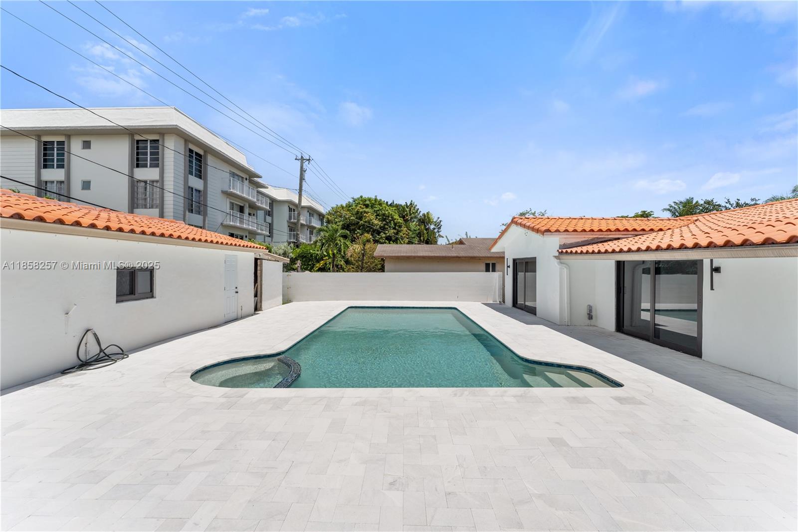 1221 Biarritz Dr