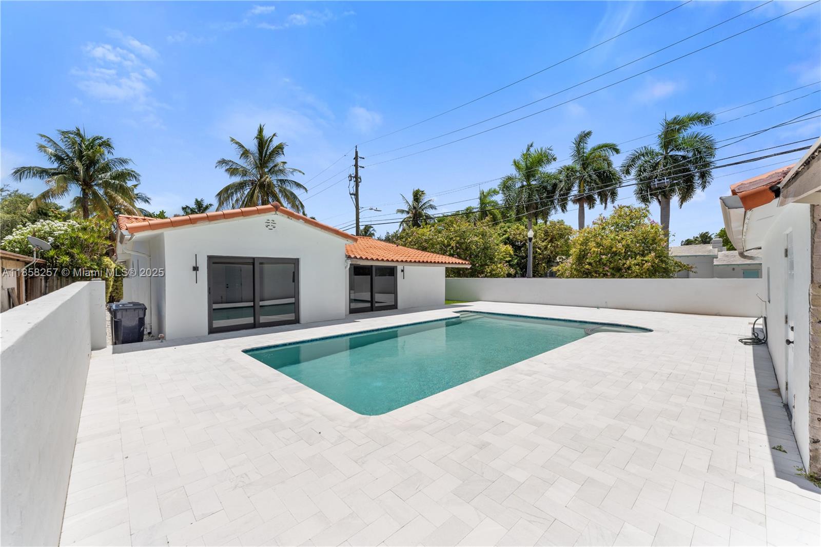 1221 Biarritz Dr