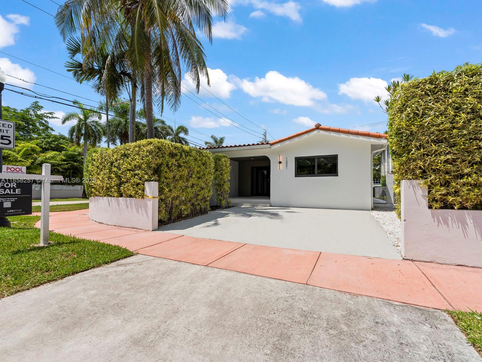 1221 Biarritz Dr