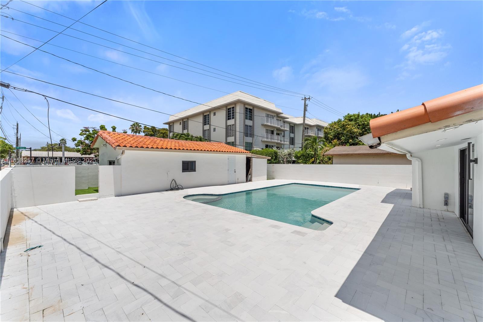 1221 Biarritz Dr