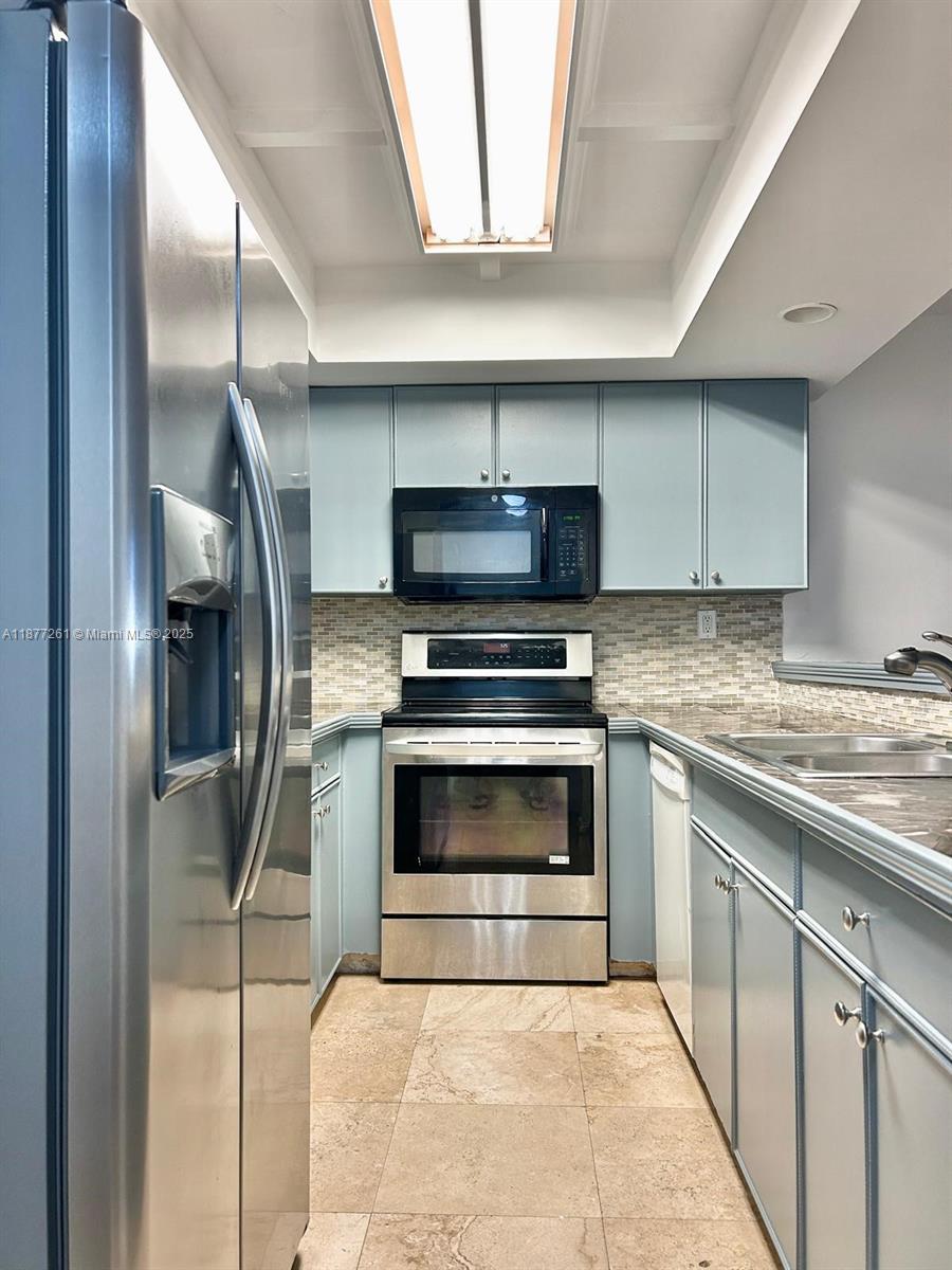 TENNIS CLUB II COURTS CON - Residential Lease