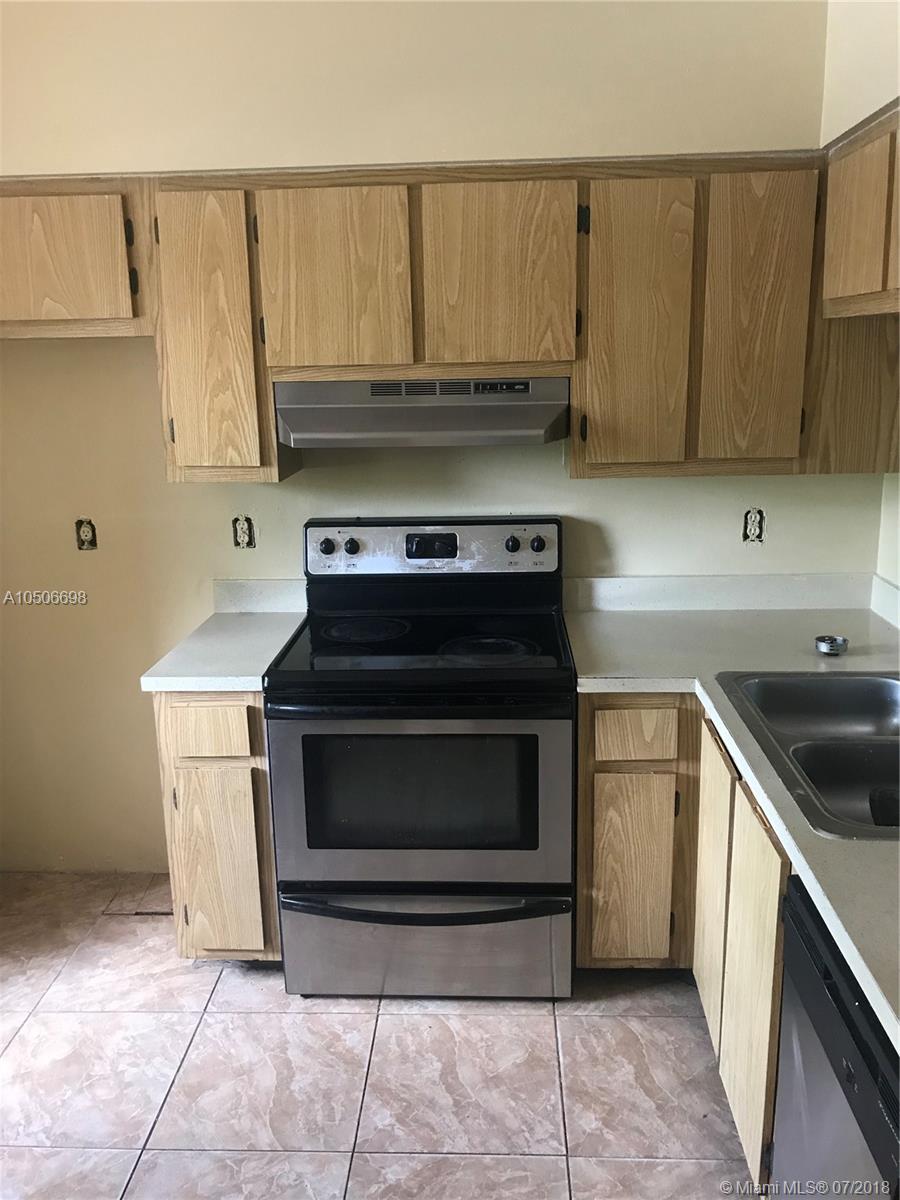 Nice and well maintained 2/2 in gated community.