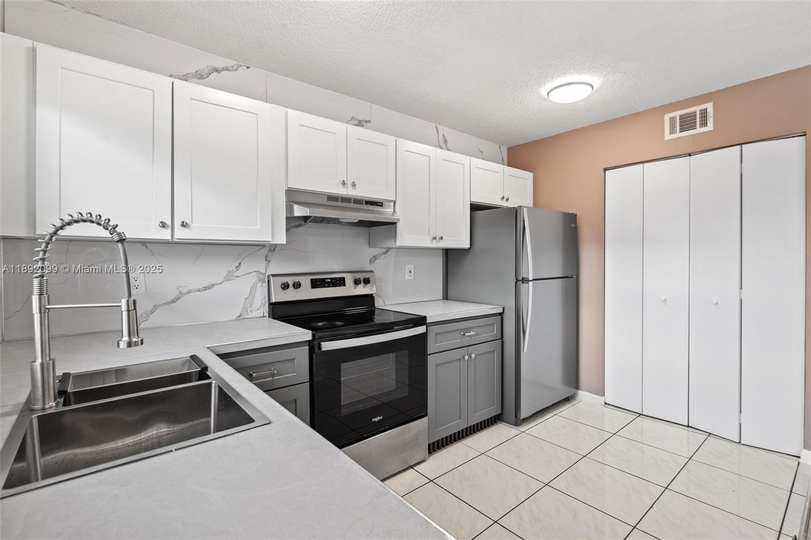 PEMBROKE LAKES SECTION SE - Residential