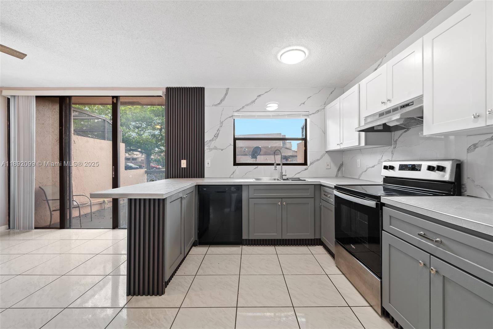 PEMBROKE LAKES SECTION SE - Residential