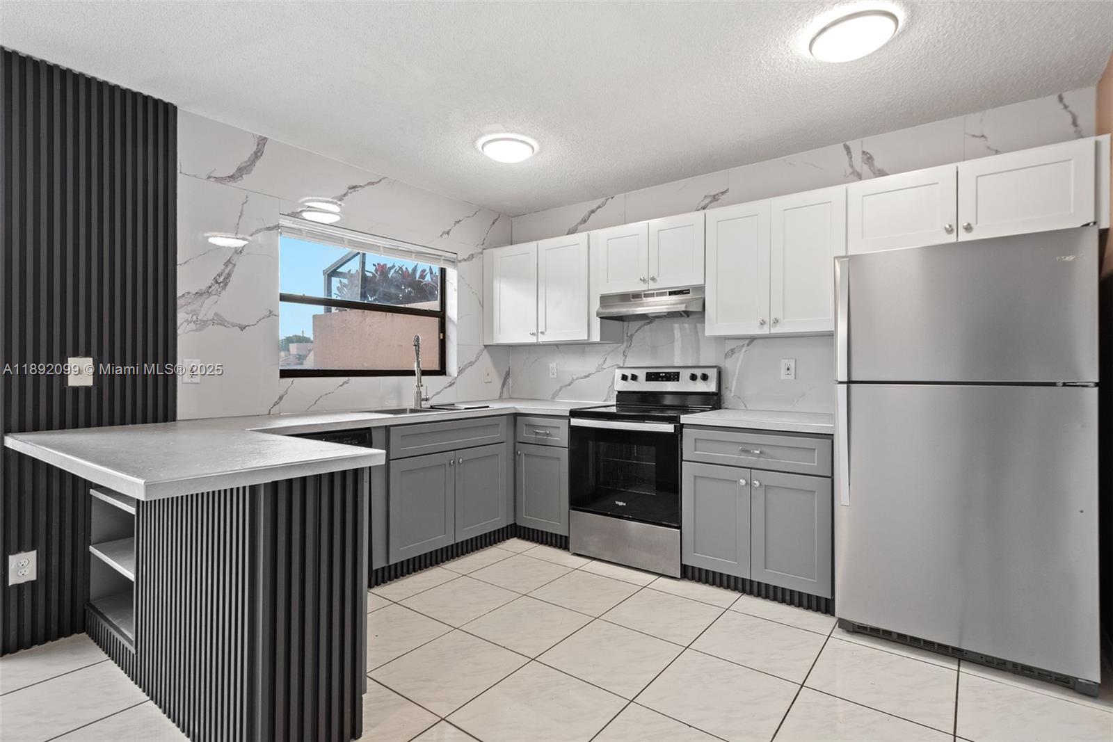 PEMBROKE LAKES SECTION SE - Residential