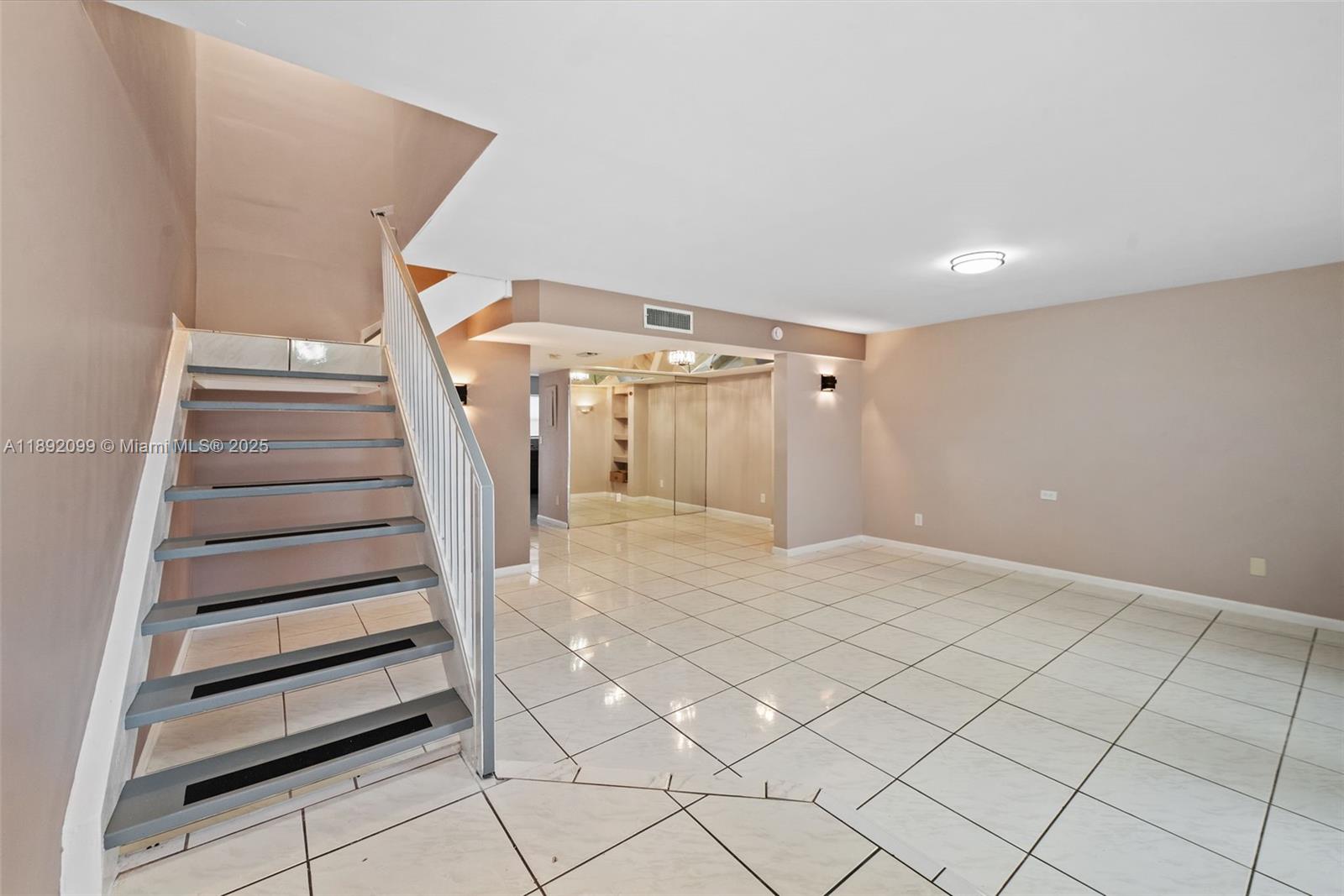 PEMBROKE LAKES SECTION SE - Residential