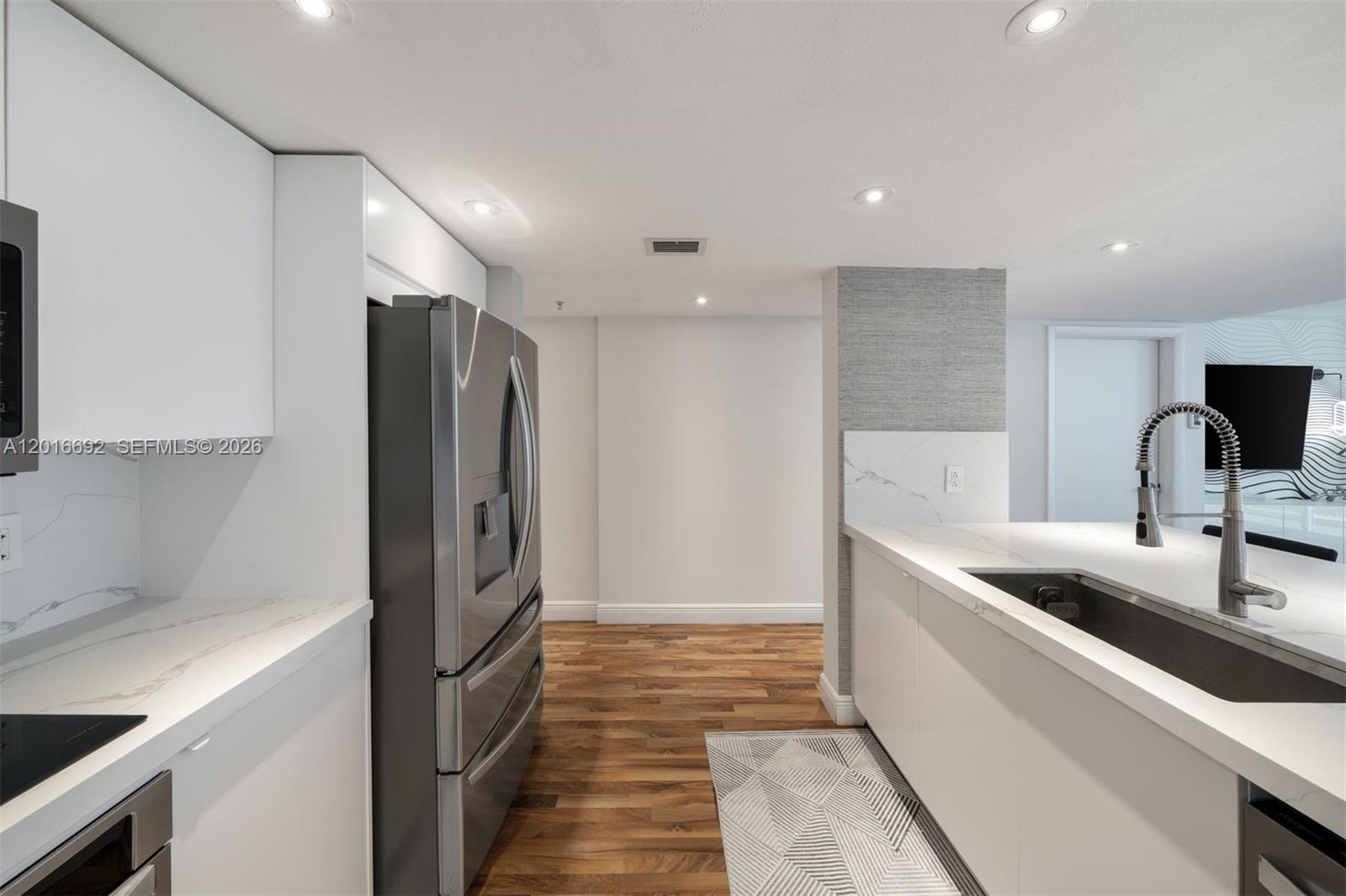1800 CLUB CONDO - Residential Lease